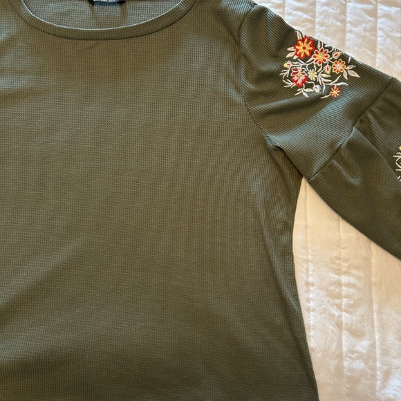 BloomChic Women’s Embroidered Flowers Waffle Knit Boho Top Green Size XXL - Picture 10 of 14